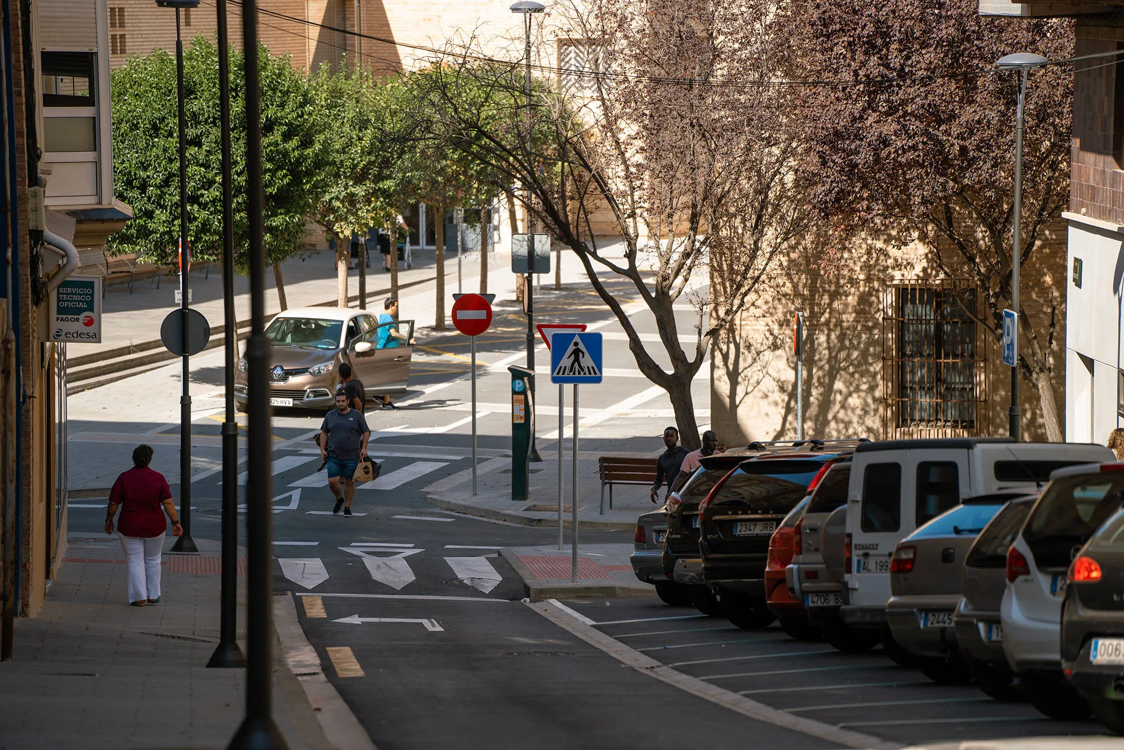Vista a pie de calle de la nueva pavimentación, aceras amplias y pasos de cebra